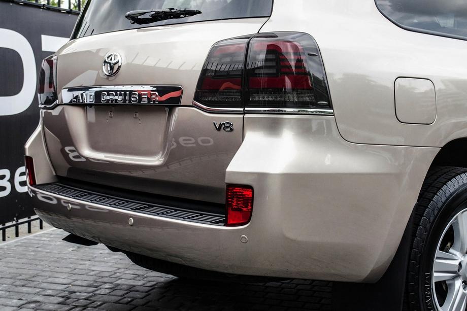 Toyota Land Cruiser 200 2007-2021 Pilotos Traseros 2008-2015 (Sequential Red) Image