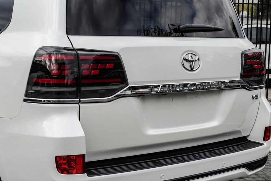 Toyota Land Cruiser 200 2007-2021 Pilotos Traseros 2016-2021 (Sequential Red Plus) Image