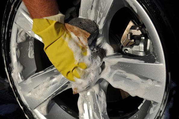 Cuidado adecuado de las ruedas del coche.