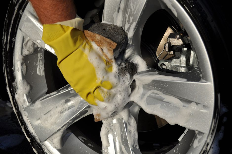 Cuidado adecuado de las ruedas del coche.