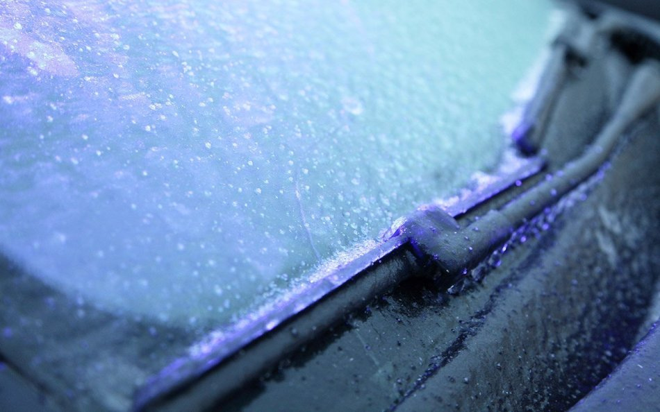 ¿Cómo evitar que los limpiaparabrisas se congelen en el cristal del coche?