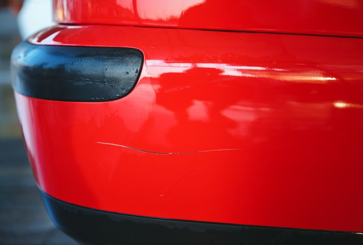 ¿Cómo eliminar un rasguño de la carrocería de un automóvil?