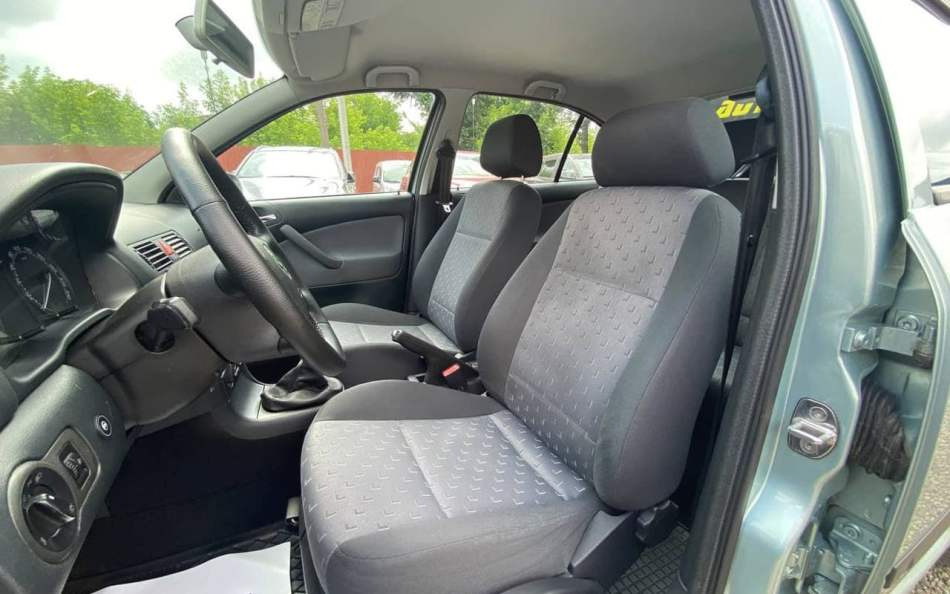 Cómo cuidar adecuadamente el interior de tela de un automóvil