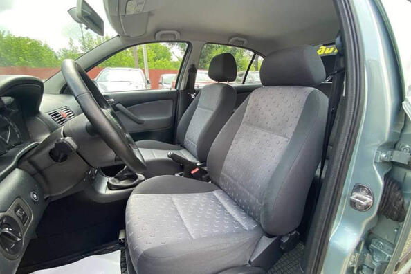 Cómo cuidar adecuadamente el interior de tela de un automóvil
