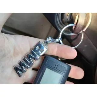 Llavero metálico con logo BMW