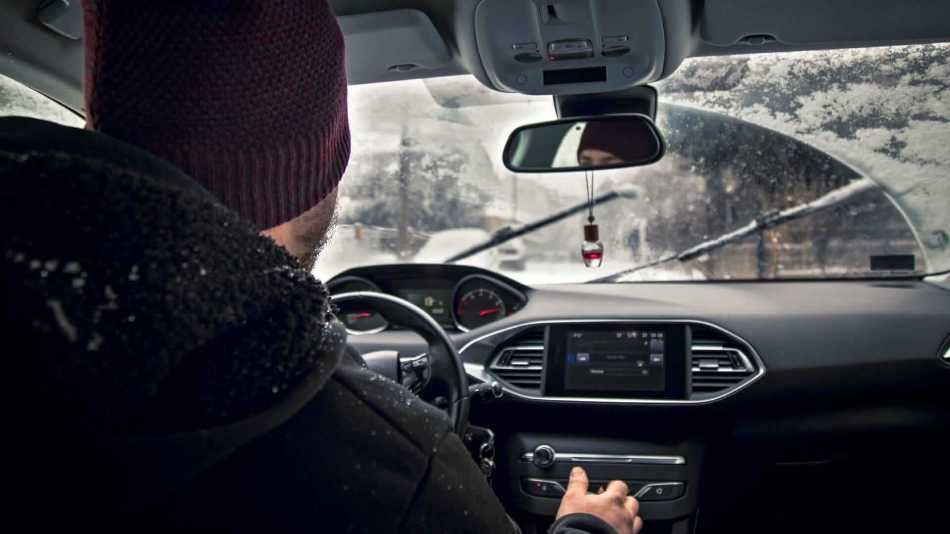 ¿Cómo calentar rápida y correctamente el interior de un coche en invierno?
