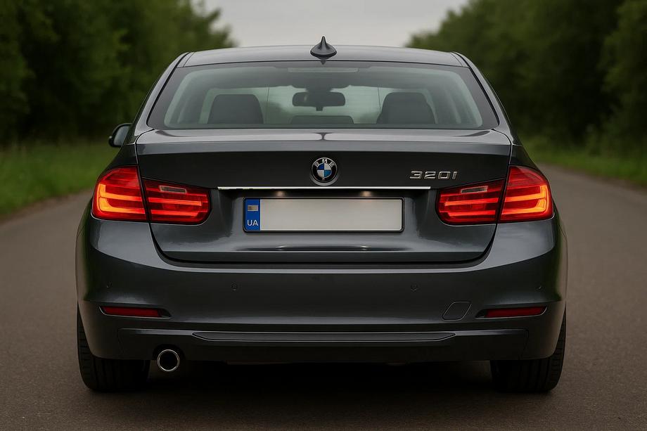 BMW 3 Series F30/F31 2012-2019 Moldura de acero inoxidable sobre la matrícula Image