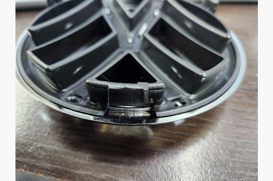 Volkswagen Jetta 2011-2018 Emblema delantero 5C6 853 601 (2010-2014) Oferta Foto 3