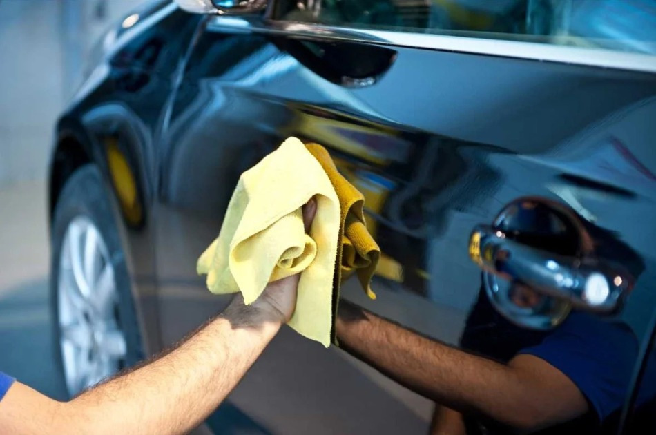 Cómo eliminar restos de cinta adhesiva de un coche: medios eficaces y consejos útiles