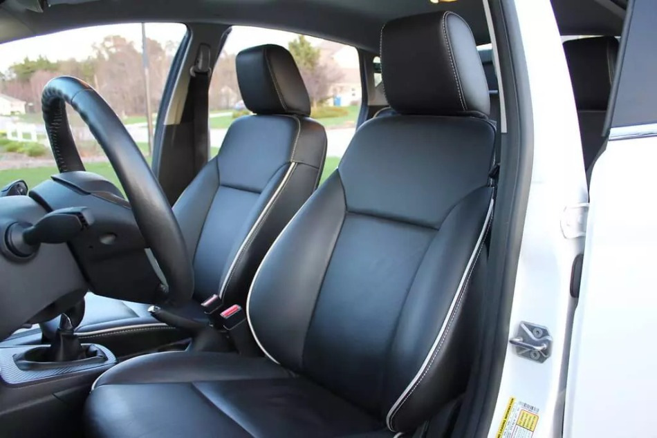 ¿Qué material es mejor elegir para la tapicería interior?
