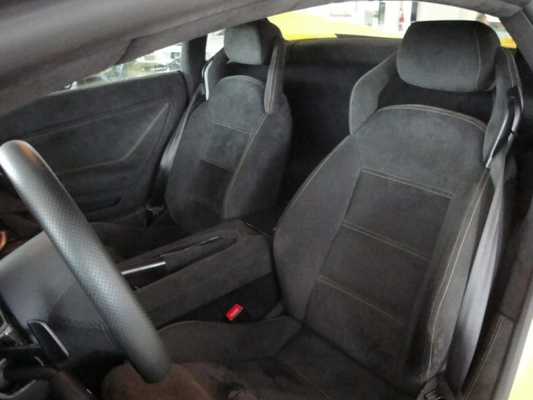¿Cómo cuidar adecuadamente los asientos de coche de Alcantara?