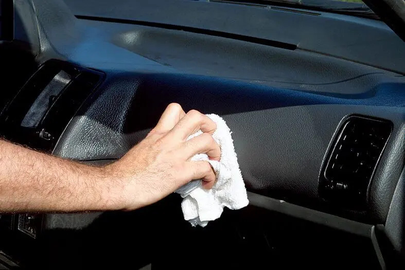 ¿Cómo quitar rayones del plástico del coche en el habitáculo?