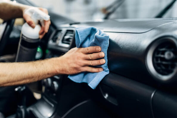 ¿Cómo cuidar adecuadamente el plástico en el interior del coche?