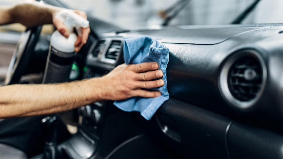 ¿Cómo cuidar adecuadamente el plástico en el interior del coche?