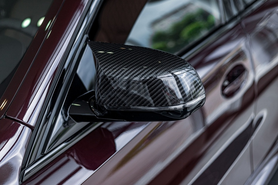 Superposiciones de carbono en los espejos de los automóviles: ventajas y características