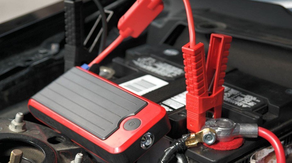 ¿Cómo arrancar el motor de un coche con la batería descargada?