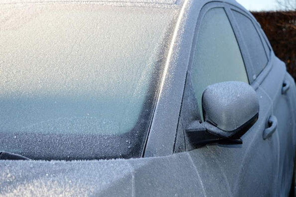 ¿Cómo eliminar de forma rápida y segura el hielo del cristal del coche?