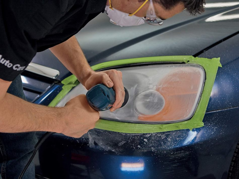 ¿Por qué es necesario pulir los faros de un coche?