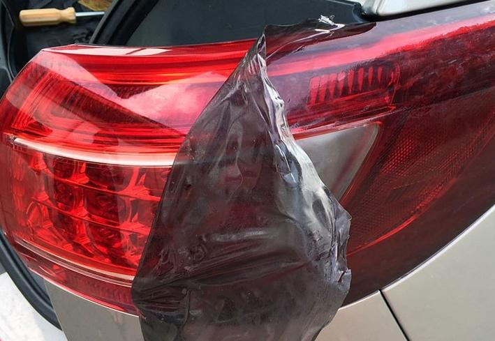 ¿Cómo quitar la película tintada de los faros de un coche?