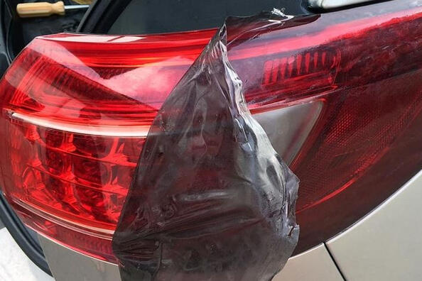 ¿Cómo quitar la película tintada de los faros de un coche?