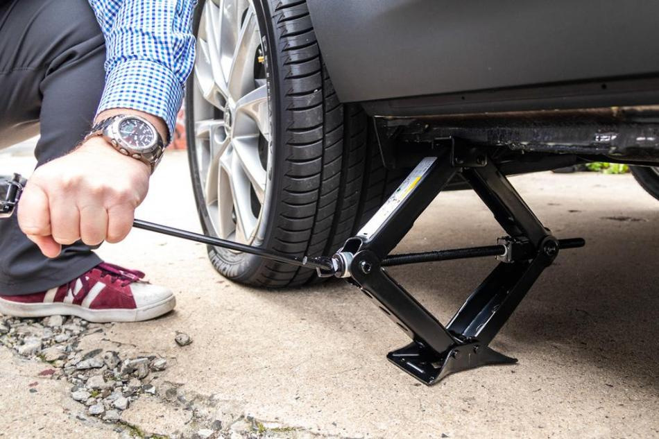 Cómo reemplazar usted mismo una rueda de automóvil pinchada: instrucciones