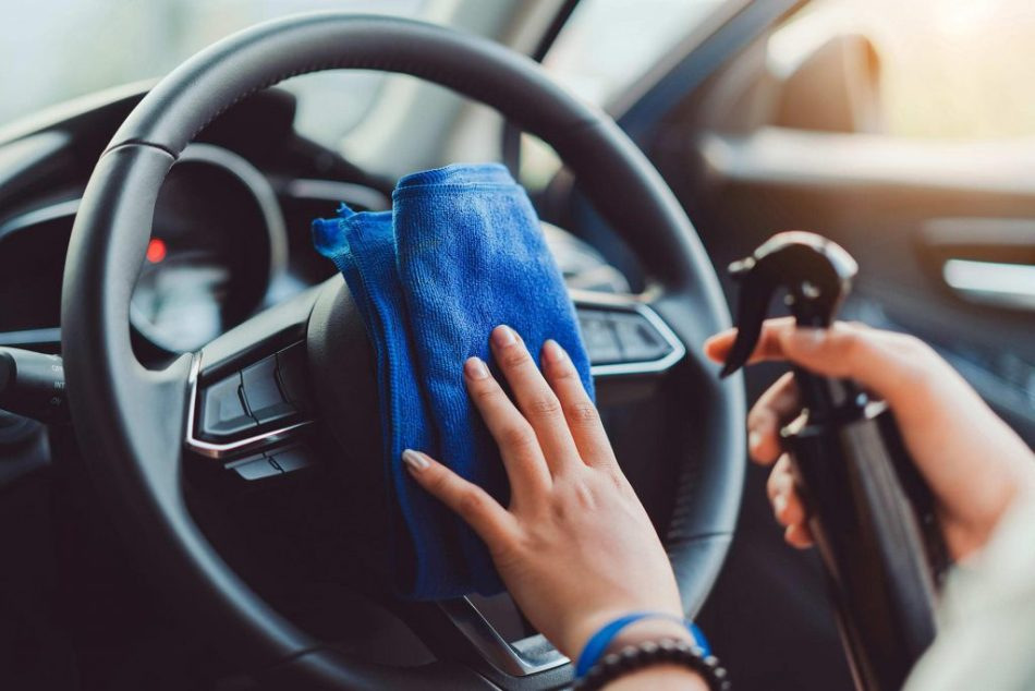Los lugares más sucios del interior del coche: ¿cómo mantenerlos limpios?