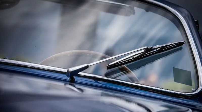 ¿Cómo restaurar la transparencia del cristal del coche?