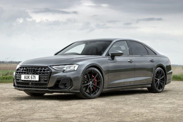 Sedán deportivo actualizado Audi S8
