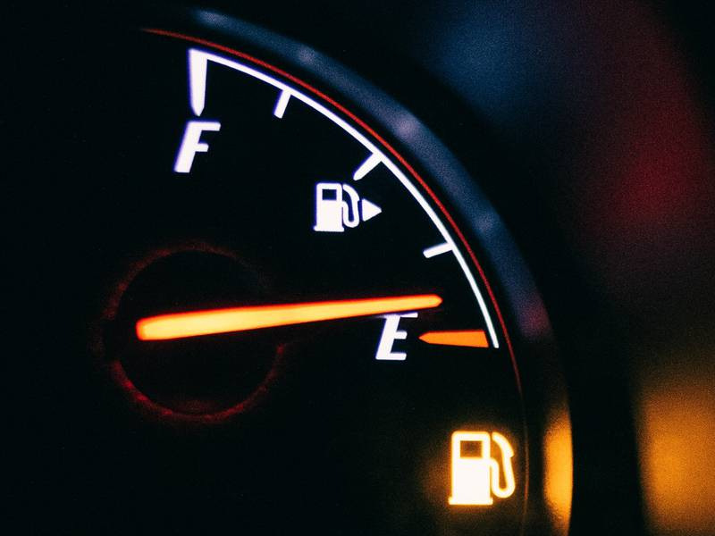 ¿Por qué no se puede conducir con el depósito medio vacío?