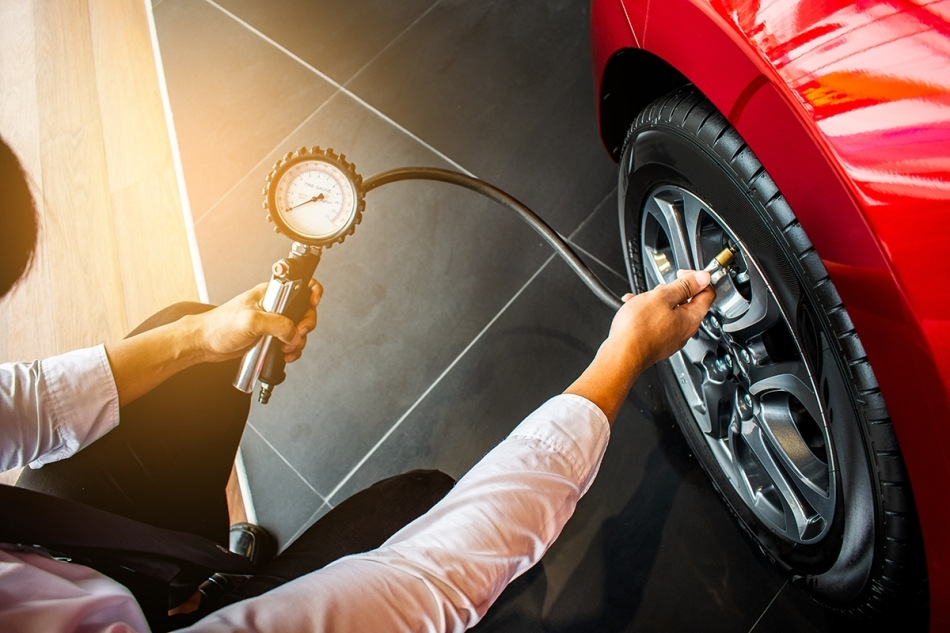 ¿Por qué deberías comprobar periódicamente la presión de los neumáticos de tu coche?