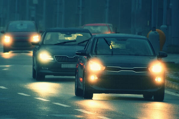 ¿Cómo utilizar correctamente las luces del coche?