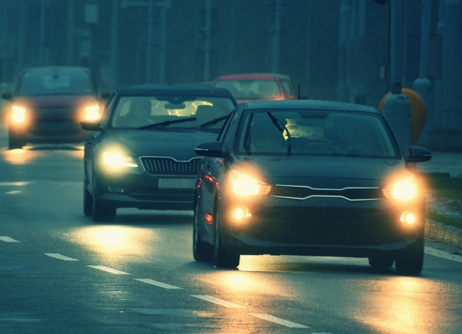 ¿Cómo utilizar correctamente las luces del coche?