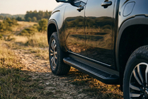 Volkswagen Amarok 2022- Estribos Laterales Allmond Black (2 uds., Aluminio) foto 1