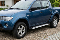 Fiat Fullback 2016- Estribos Laterales Shining V1 (2 uds., Aluminio) foto 1