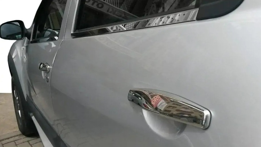Superposiciones cromadas en las manijas de las puertas del automóvil: cómo elegir e instalar