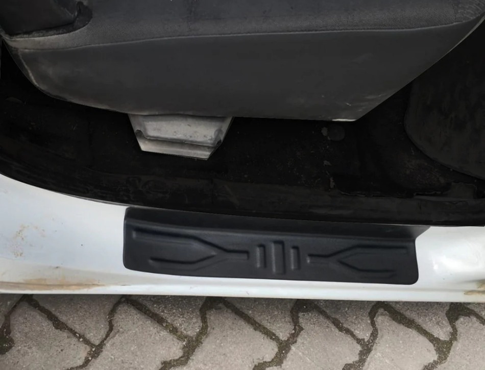 Cómo instalar correctamente revestimientos de plástico en los umbrales de los automóviles.