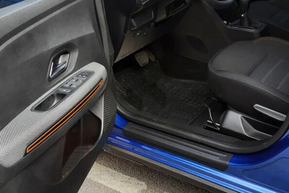 Cómo instalar correctamente revestimientos de plástico en los umbrales de los automóviles Foto 2