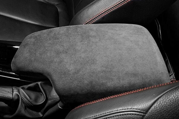 ¿Cómo tirar del reposabrazos en el interior del coche?
