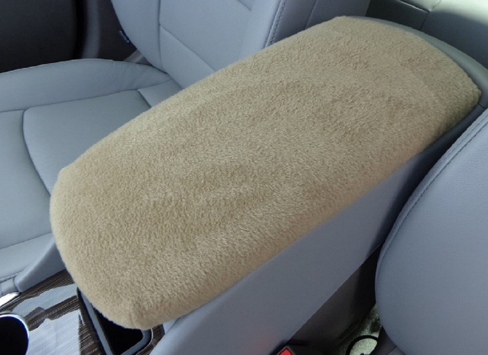 ¿Cómo tirar del reposabrazos en el interior del coche?
