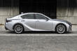Revisión del sedán actualizado Lexus IS foto 2