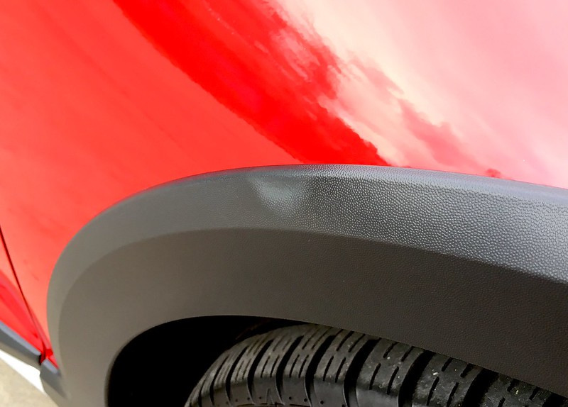 Cuidado de la carrocería del coche: cómo hacer brillar el plástico negro