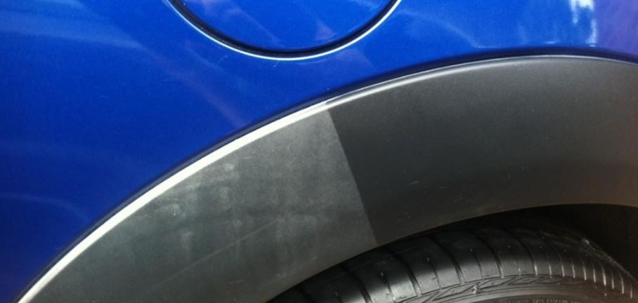 ¿Qué se puede utilizar para ennegrecer el plástico negro de un coche?