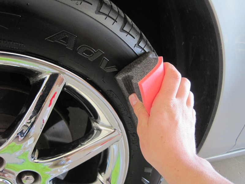 ¿Por qué ennegrecer los neumáticos de los coches?