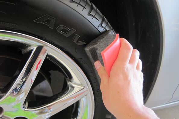 ¿Por qué ennegrecer los neumáticos de los coches?