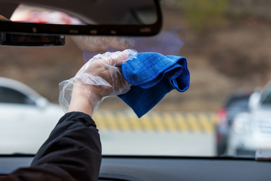 Cómo eliminar las rayas en el cristal del coche: consejos y trucos