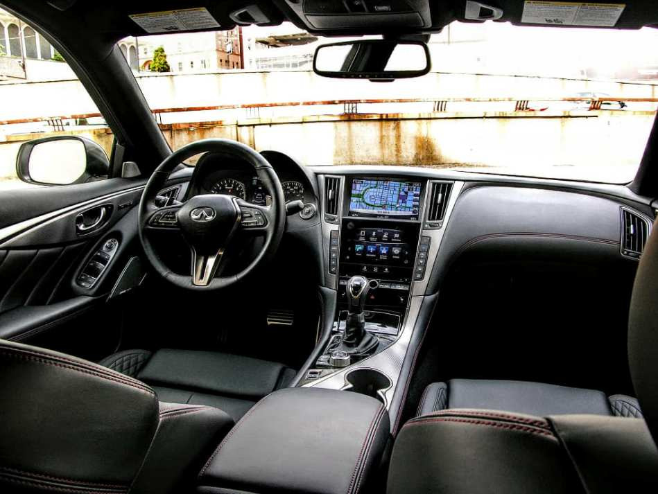 ¿Cómo determinar la calidad del plástico en el interior del coche?