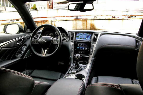 ¿Cómo determinar la calidad del plástico en el interior del coche?