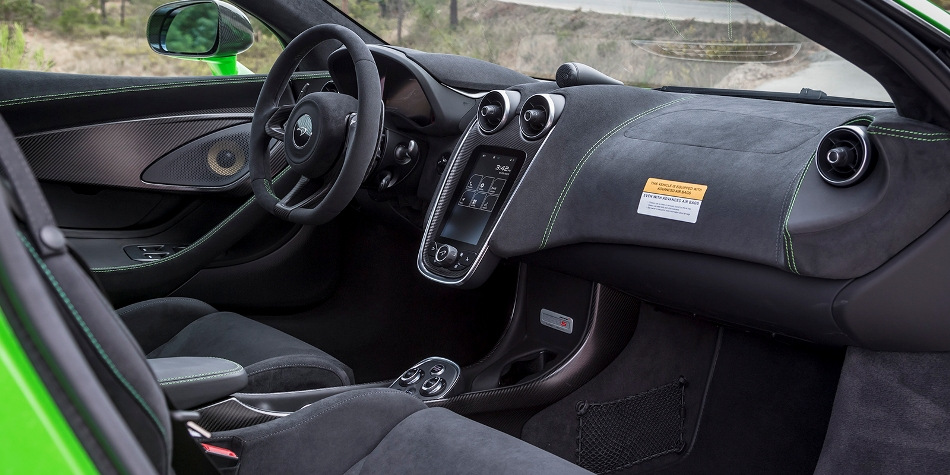 Alcántara o cuero ecológico: ¿qué elegir para el interior del coche?