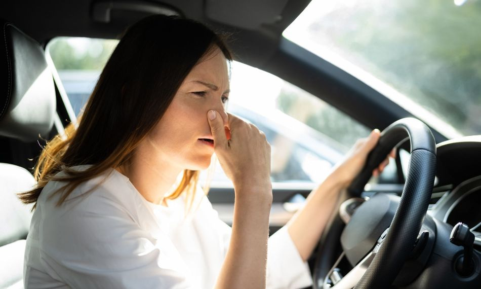 ¿Cómo neutralizar eficazmente el olor desagradable en el interior del coche?