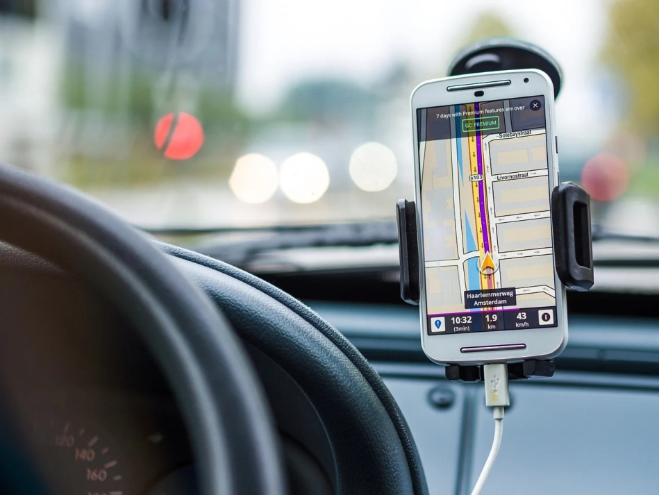 Aplicaciones móviles para automovilistas: asistentes indispensables en la carretera